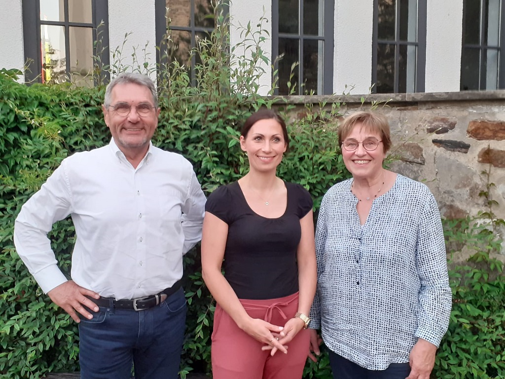 Die wiedergewählte Vorsitzende Heidi Ramb und der zweite Vorsitzende Joachim Türk haben im Geschäftsführenden Vorstand des Kinderschutzbundes Kreisverband Westerwald / Ortsverband Höhr-Grenzhausen den neuen Schatzmeister Gerd Meurer bereits in die Mitte genommen.